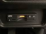 ハンドルの右下にETCがついています。高速道路の料金所の通過も楽々です!。 カードの取り出しもしやすい場所についています。