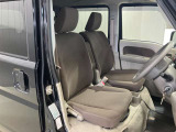 前席のフロアに障害物がなく足元に広いスペースを確保。運転席、助手席間を自由に移動できるので、ドライバーが助手席ドアから乗り降りする際にも、スムースに移動できます!
