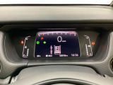 デジタル表示のスピードメーターとタコメーター、燃費やオドメーターなどの表示の他に、ホンダセンシング機能などの表示もできる多機能なマルチインフォメーション・ディスプレイです。
