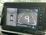 空から車を見たような「アラウンドビューモニター」!車の周りが一目で確認できるので、小さなお子様や障害物があっても安心して乗ることができます。