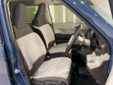 乗降がしやすい運転席。高さが調節できて小柄な方でも運転しやすいポジションをとることができます。