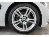 BMW承認の純正タイヤを装備しております☆お問合せ(無料ダイヤル)0078-6002-613077迄お待ちしております。大阪府吹田市芳野町5-55 毎水曜、第二・第三火曜日定休 営業時間10:00〜18:00