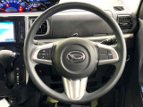 インテリアに合わせたデザインのステアリングは、運転される方のことも考え、運転しやすい形状、大きさです。是非一度、実際に触ってお確かめください。