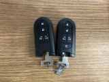 【スマートキー】 スマートキーを携帯していれば、ドアハンドルのボタンを押してロックの解除ができ、パワースライドドアもワンタッチで開閉できます。