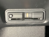 ハンドルの左下にETCがついています。高速道路の料金所の通過も楽々です。カードの取り出しもしやすい場所についています。