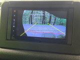 【バックカメラ】駐車時に後方がリアルタイム映像で確認できます。大型商業施設や立体駐車場での駐車時や、夜間のバック時に大活躍!運転スキルに関わらず、今や必須となった装備のひとつです!