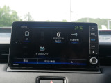 【Bluetooth】Bluetooth対応でスマートフォンとワイヤレス接続!通話や音楽再生などが利用できます。安心・快適なドライブをサポートします。