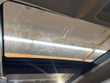 【大型サンルーフ】車内の解放感が一気に上がる大型のパノラマルーフ!季節を問わず開放的で快適なドライブをお楽しみいただけます。流通量も少なく希少価値の高い人気の装備です♪