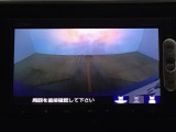 【バックカメラ】運転が苦手な方も車庫入れラクラクです!ギアをリバースに入れれば自動的に切り換わりますので、面倒な操作は不要です♪狭い駐車場もお車を傷つけず安心ですね!