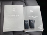 当社デモアップ車。記録簿・取扱説明書あります。アドバンストキーもスペアキーと共に2つ付いてます。鍵を取り出さずドアの開閉からエンジンスタートまで、とてもも便利な装備です☆