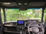 フロントガラスが大きく、ワイドな視界で運転もしやすくなるように設定されています。日差しをカットしながら、身だしなみもチェックできます。鏡付きサンバイザーで一石二鳥。