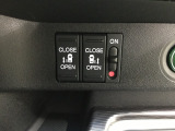 両側電動スライドドア。荷物で手が塞がる時など簡単にドアの開閉が出来ます。何より力いらずで開閉OK。女性やお年寄りにも優しい。電動機能はOFFにもできますから元気なお子様の駆け出しも安心。