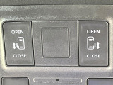 【両側パワースライドドア】スマートキーや運転席のスイッチで後席両側スライドドアの開閉が可能♪電動だから力を入れてドアを開ける必要が無く、小さなお子様でも簡単に開け閉めでき快適です♪