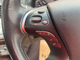 ステアリングスイッチ付きのハンドル!運転に支障をきたすことなくナビ操作が可能です!!
