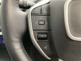 運転中、オーディオの操作をしてて、ハッとしたことはありませんか?ステアリングスイッチは、運転中でもハンドルでオーディオの操作が可能です。安全なドライブをサポートします。