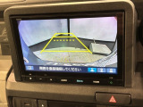 リバースギアに入れるだけで後方の表示へ切り替わります。夜間や雨の日の駐車も楽になりますよ。