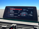 ●レーンキーピングアシスト:走行車線の逸脱を教えてくれる機能。走行時に、クルマが車線から外れていることをカメラが検知すると、ステアリングを微振動させてドライバーに警告します。