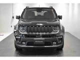 Jeep伝統の7スロットグリルが存在感ありますね。