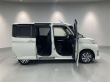 両側パワースライドドア付きだから、狭い駐車スペースなどでの 乗り降りラクラク!小さなお子さまのいるご家庭には嬉しい装備。