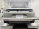 オプション:21インチ Panamera SportDesign ホイール(ハイグロス ブラック塗装)、カップホルダー カバー(フロント)