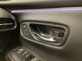 運転席ドアには、2名分のドライビングポジションを記憶できるメモリースイッチを装備。乗るたびにシート位置を簡単に呼び出せます。