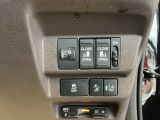 パワースライドドアの開閉はスマートキーのリモコンやドアノブは勿論、運転席側のスイッチ操作でも開閉ができ、安全・簡単です。