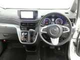 運転席からの視界はこんな感じです☆お気軽にご来店いただき、実際に座って是非お確かめください。ドライバーに寄り添う快適な操作フィールをもたらすステアリングです。