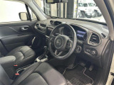 運転席は広さがあります。