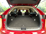 積み下ろしのしやすいデッキにはたっぷりと荷物を積み込んでいただけます。遊びから仕事まで、様々なシーンで頼れます♪