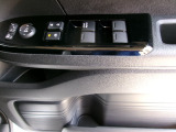 運転席から全ての窓の開閉ができます。ウィンドウロック機能はお子様のいたずら防止に有効です。