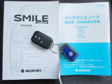 解錠・施錠、パワースライドドアの操作、ブルーの多機能なスマートキーをセットでご用意しました。
