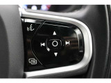 ステアリング右のスイッチは、ナビゲーションやオーディオ、電話などの機能をコントロールできます。音声でのコントロールにも対応しています。