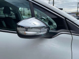 運転席側のドアミラーです。アリュールに装備されるクロームメッキ調のミラーカバーには傷がなく、電動格納機能や鏡面調整機能も正常に動作します。