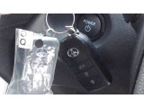 スマートキーを携帯していればキーを取り出さずにドアを施錠&解錠。クルマの始動も可能です。
