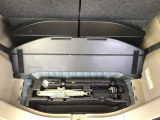 トランクボード下にはパンク修理キットが収まっています。小物スペースもあります。