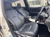 運転席まわりには十分なスペースがあり、大柄な方でもゆったり運転していただける環境です。