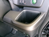 運転席側の手の届きやすい位置にもドリンクホルダーが付いています。