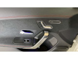 【メモリー付パワーシート】シートをかたどった調整スイッチはメルセデス・ベンツが特許を持っています。様々な体型の乗員に合わせた、きめ細かい調整が可能になっています。