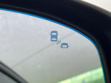 【ブラインドスポットインフォメーション】走行中、ドアミラーの死角になりやすい箇所に後続車が接近するとサイドミラー付近に警告を表示、ドライバーに注意喚起をしてくれます。