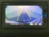 バックでの車庫入れも安心です! リアカメラが付いているバックモニター付のナビを装備しております。操作線もついており距離感も画面から確認できます。