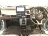 車内は光触媒抗菌消臭施工済です。インパネ周りはスタイリッシュなデザインです。グローブボックスやカップホルダーのほかにトレーなどたくさんの収納スペースが付いています。