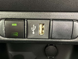 充電用USB端子付き。スマートフォンなどの充電に便利です。