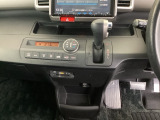 足元スッキリ、インパネシフトです。パーキングブレーキはフットブレーキタイプなので、運転席と助手席の間がスッキリしています。
