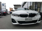 BMWの代名詞の【キドニーグリル】グリルが腎臓のように見えるので【キドニー】と呼ばれるようになりました。一目見ただけでBMWであると認識できる確固たるアイコンとして存在感を放ちます。