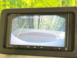 【バックカメラ】駐車時に後方がリアルタイム映像で確認できます。大型商業施設や立体駐車場での駐車時や、夜間のバック時に大活躍!運転スキルに関わらず、今や必須となった装備のひとつです!