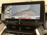 パノラミックビューモニター付きです。車両を上から見たような映像をディスプレイオーディオ画面に表示。運転席からの目視だけでは見にくい、車両周辺の状況をリアルタイムでしっかり確認できます。