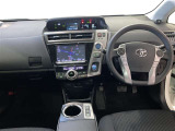 運転席周りのレイアウトをご覧ください。ナビゲーションが綺麗に装着されすっきり収まってますね!