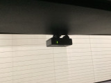 後方にもドライブレコーダーのカメラが付いています。前後両方でお車の周りを監視・記録いたします。