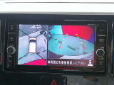 【アラウンドビューモニター】空から見下ろすような視点で、スムースな駐車と安全確認をサポートします。
