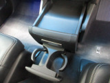 運転席からも助手席からも使いやすい位置に引き出し式ドリンクホルダーとスマホなどを置けるトレイを配置。